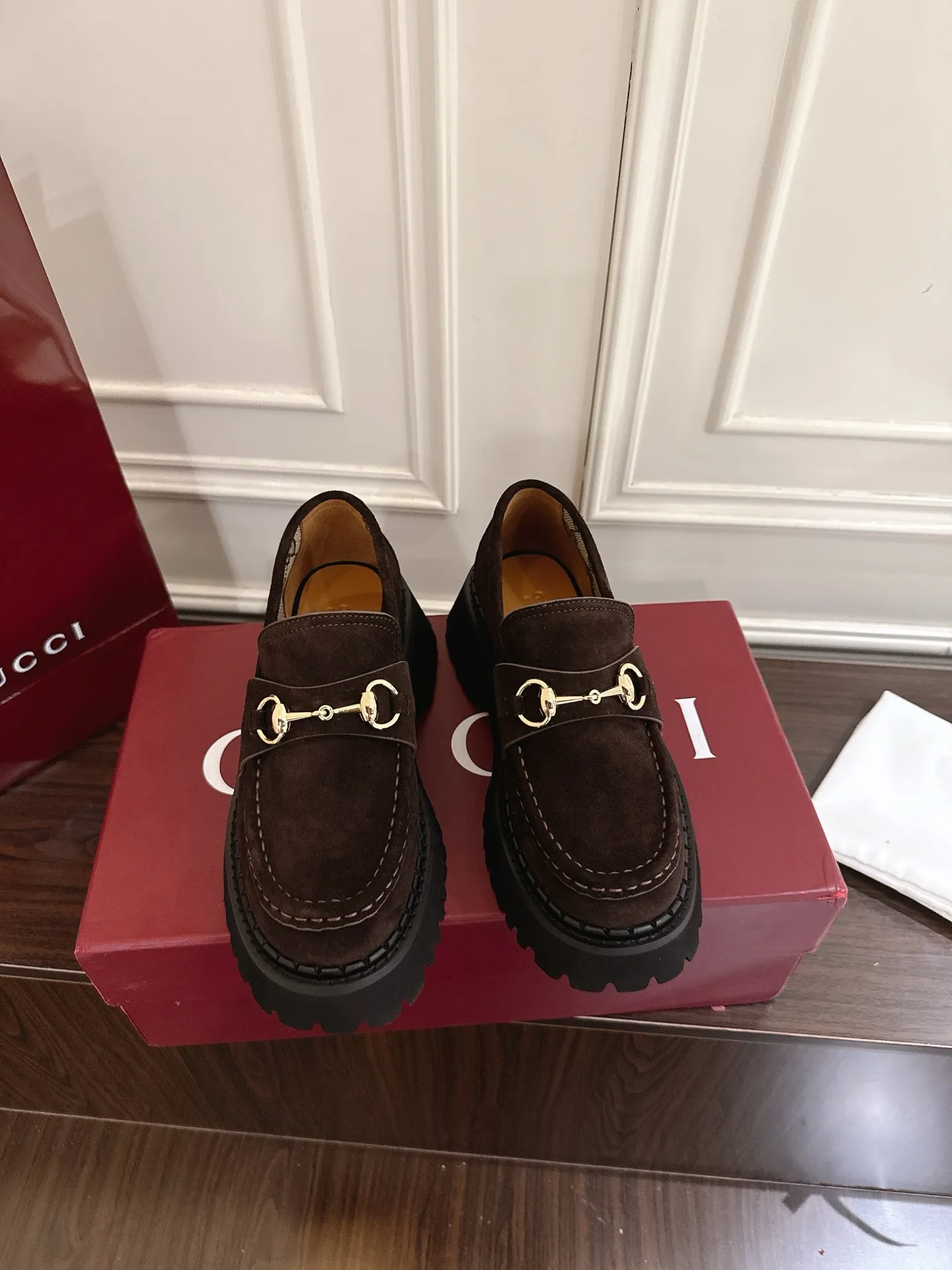 👟👟Ex-factory price 540👟👟 Gucci loafers with horsebit groove soles. As a tribute to the brand's equestrian origins, the horsebit has gone through years of baptism, integrating the rich historical heritage and modern fashion into one. Cowhide surface, sole thickness 5cm, size: 35-42# 39-46#